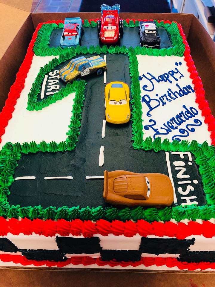 pastel de la pista de cars – Pasteles de bodas en Aurora, CO | Pastel de  quince años en Aurora, CO | Pasteles ambientados en Aurora, CO |Pasteles  Cisne Cakes & Pastries |