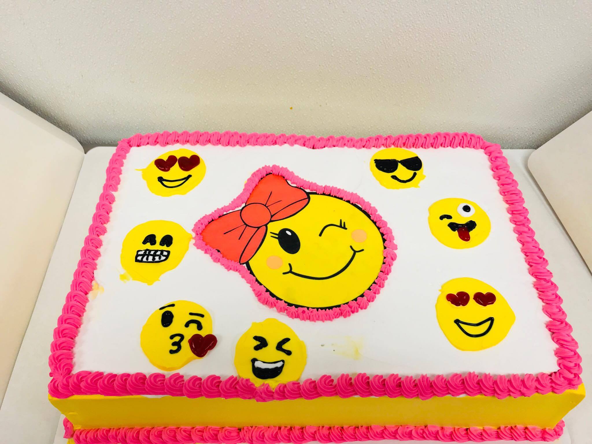 Pastel de los emojis – Pasteles de bodas en Aurora, CO | Pastel de quince  años en Aurora, CO | Pasteles ambientados en Aurora, CO |Pasteles Cisne  Cakes & Pastries | Pasteleria